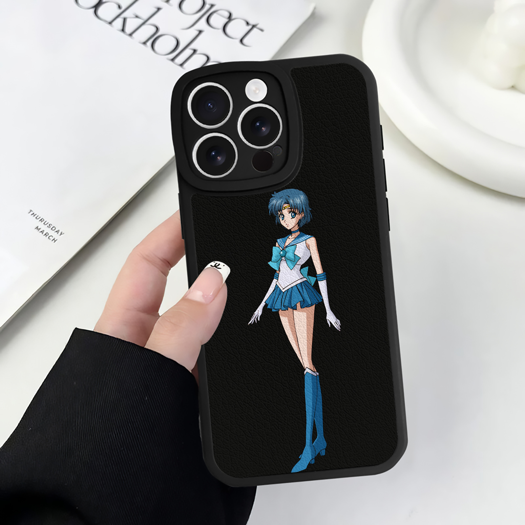 （画像用） 美少女戦士セーラームーン 水野 亜美 みずの あみ Sailor Moon Mizuno Ami 【iPhone 16シリーズ対応】シリコンスマホケース（レザー調） 材質：シリコン